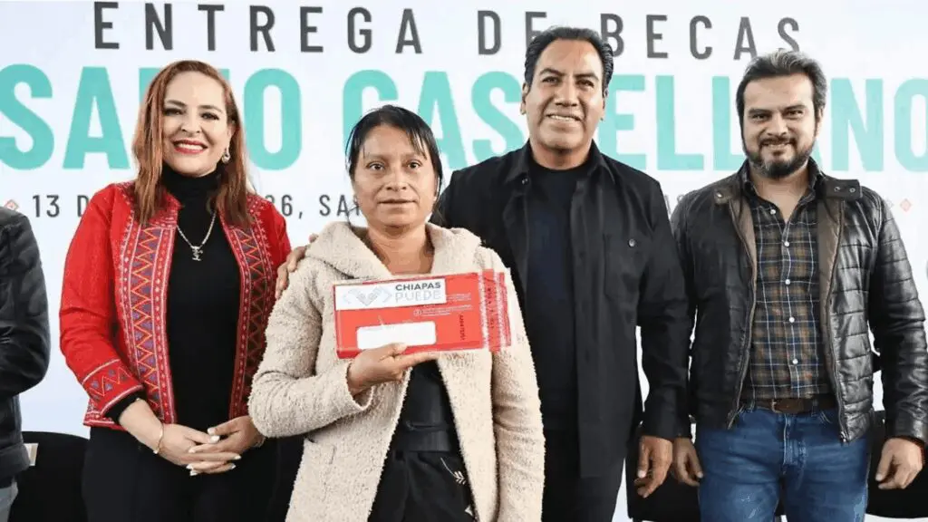 Eduardo Ramírez entrega becas de alfabetización en San Cristóbal