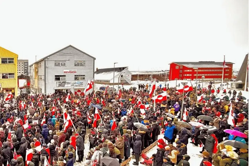 Manifestantes en Nuuk protestan contra las intenciones de Donald Trump sobre Groenlandia