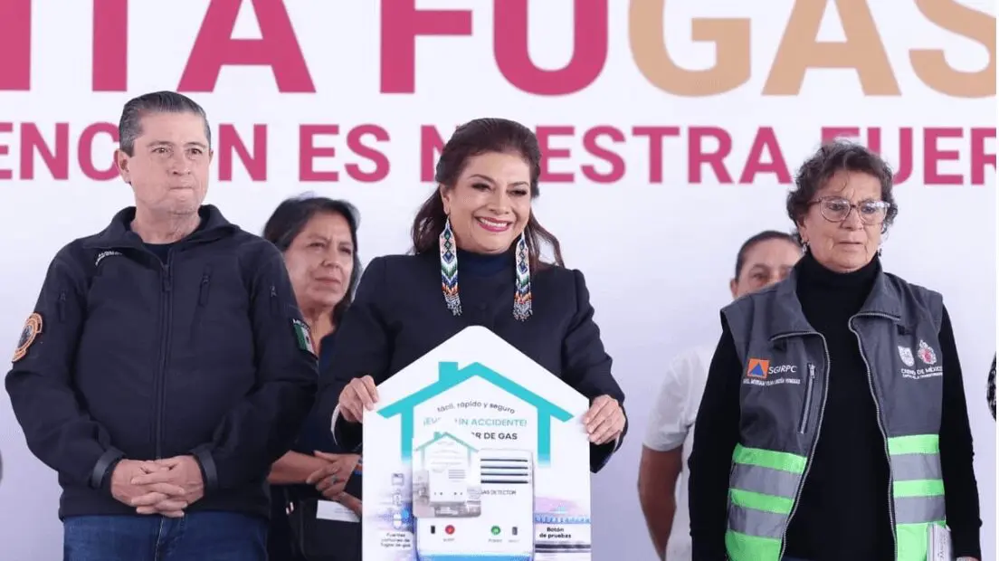 Entrega de detectores de gas en unidad habitacional de Coyoacán para prevenir fugas