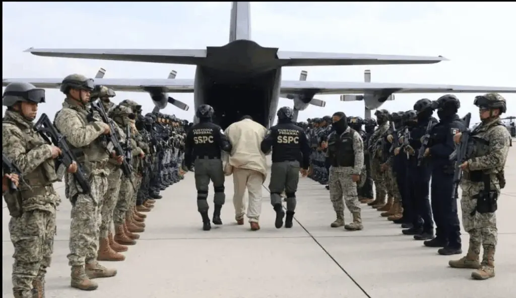 Gobierno de México traslada a operadores criminales a Estados Unidos