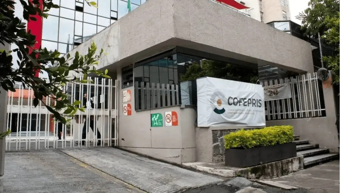 Instalaciones de la Cofepris durante la emisión de alertas sanitarias