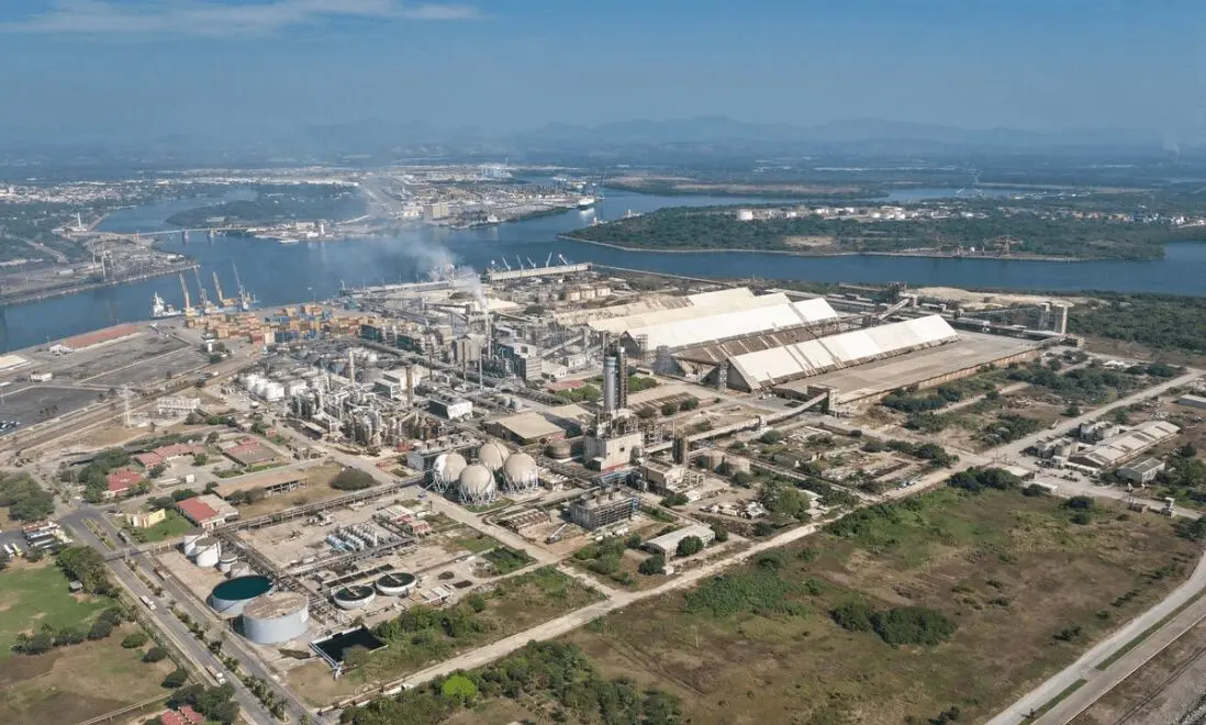 Vista aérea de la planta Fertinal de Pemex en Lázaro Cárdenas Michoacán