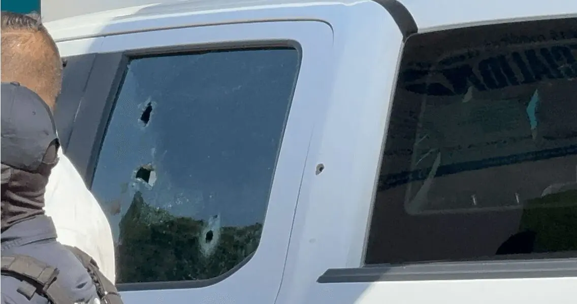 Impactos de bala en vehículo de diputados de Movimiento Ciudadano en Culiacán