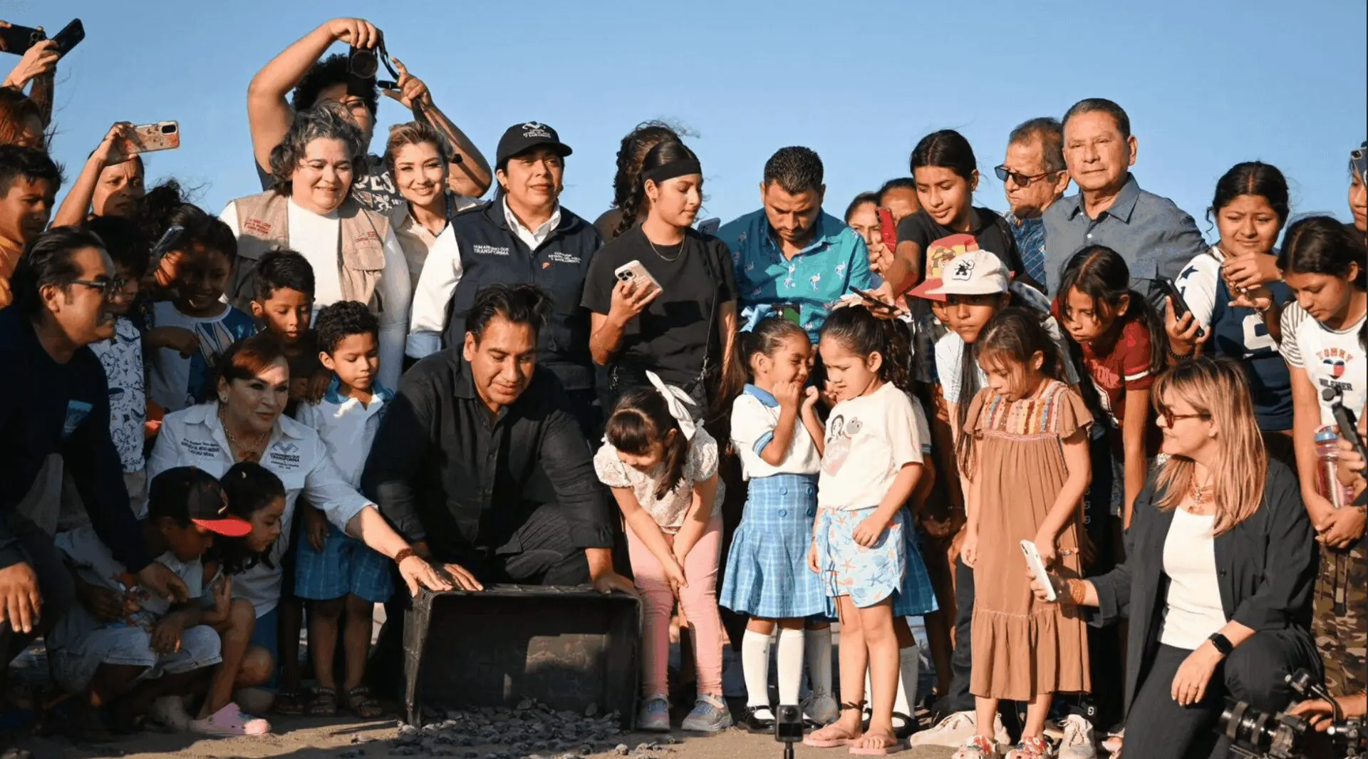 Eduardo Ramírez libera tortugas marinas en Puerto Arista