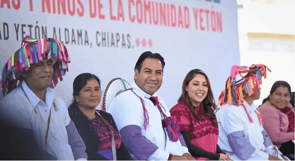 Eduardo Ramírez entrega becas y arranca obras en los Altos de Chiapas