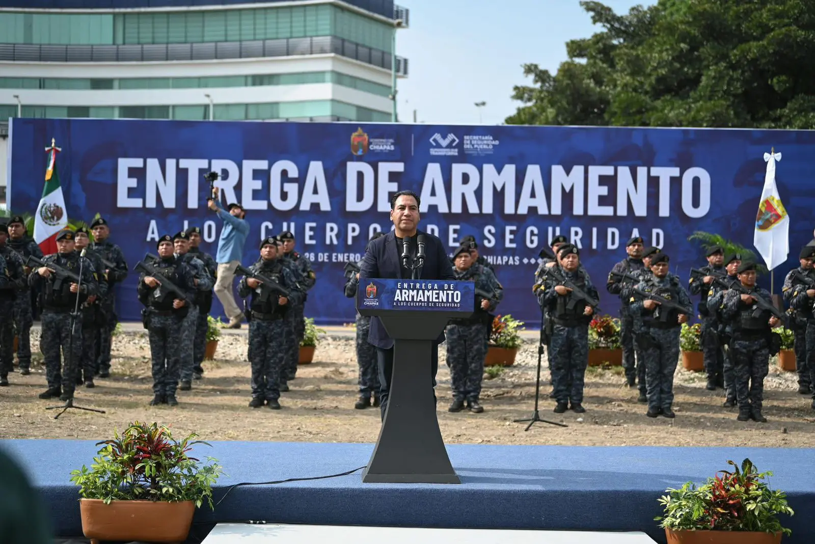 Gobernador de Chiapas entrega armamento a corporaciones de seguridad estatal
