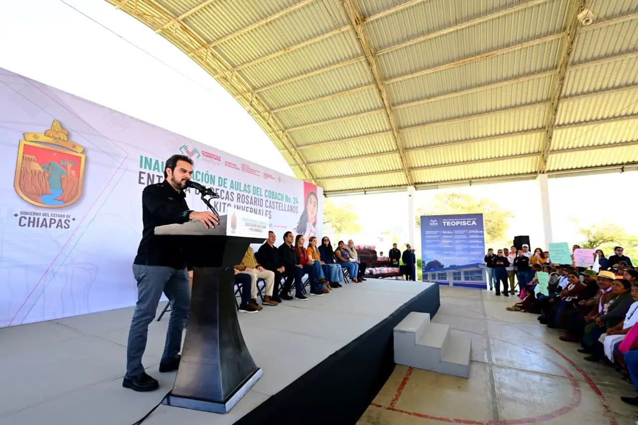 Chiapas government assembly speaker at podium