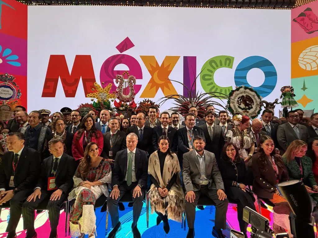 Delegación de Chiapas y asistentes durante la Feria Internacional de Turismo en Madrid