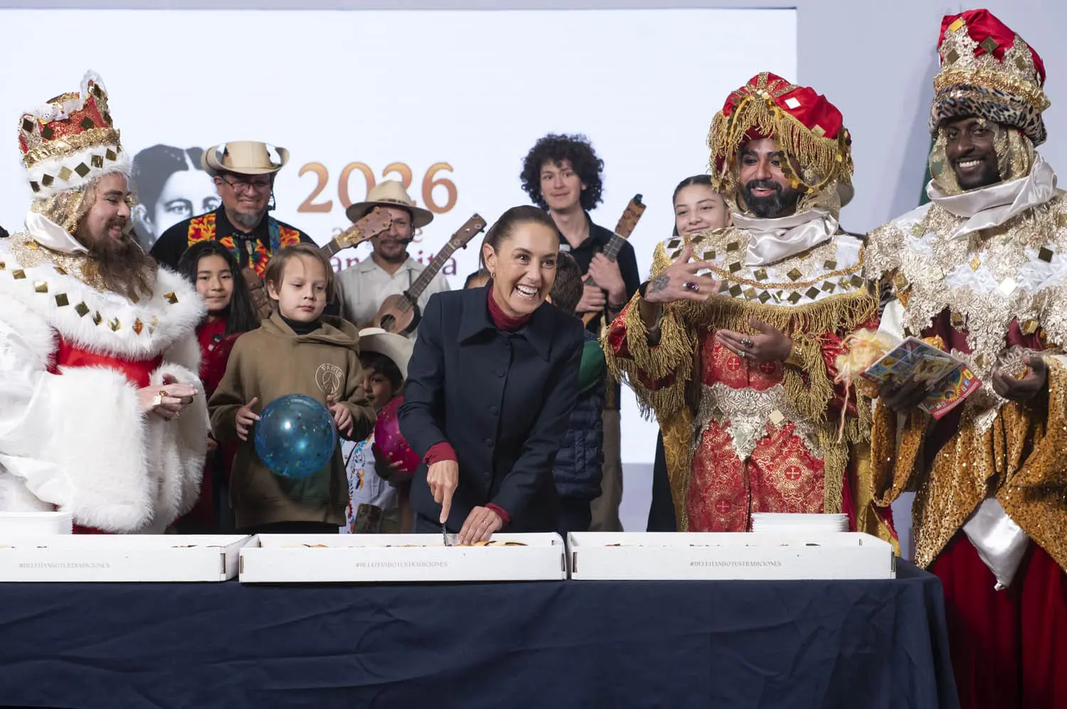 Sheinbaum celebra Día de Reyes con niñas y niños en la mañanera