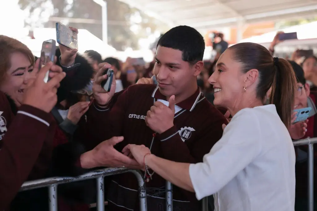 Claudia Sheinbaum convive con estudiantes durante la inauguración de la ampliación del Bachillerato Nacional Plantel San Pablo del Monte en Tlaxcala.