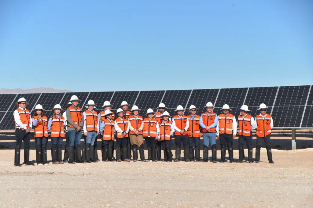 Legisladores en recorrido por central eléctrica.