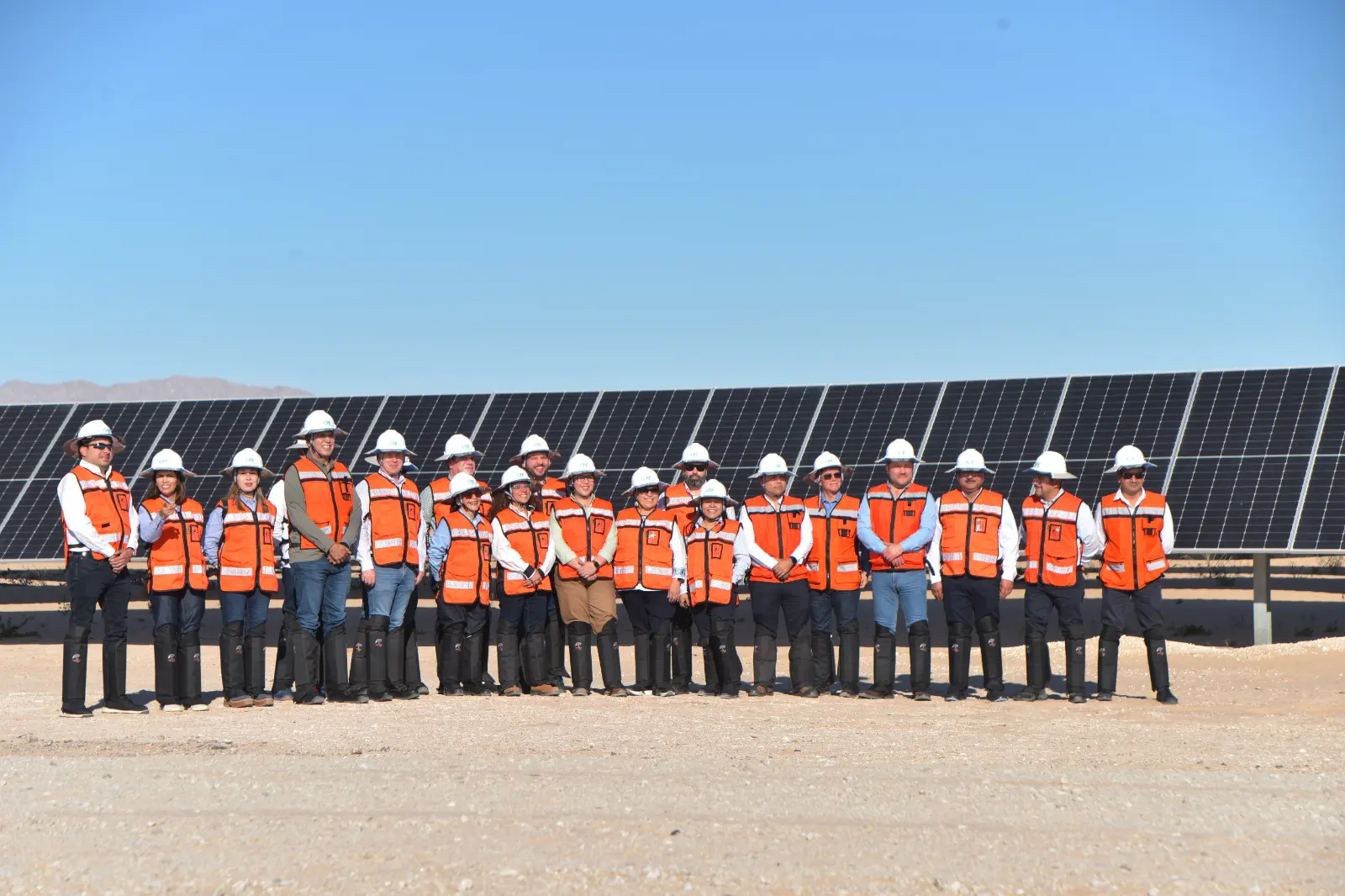 Legisladores en recorrido por central eléctrica.