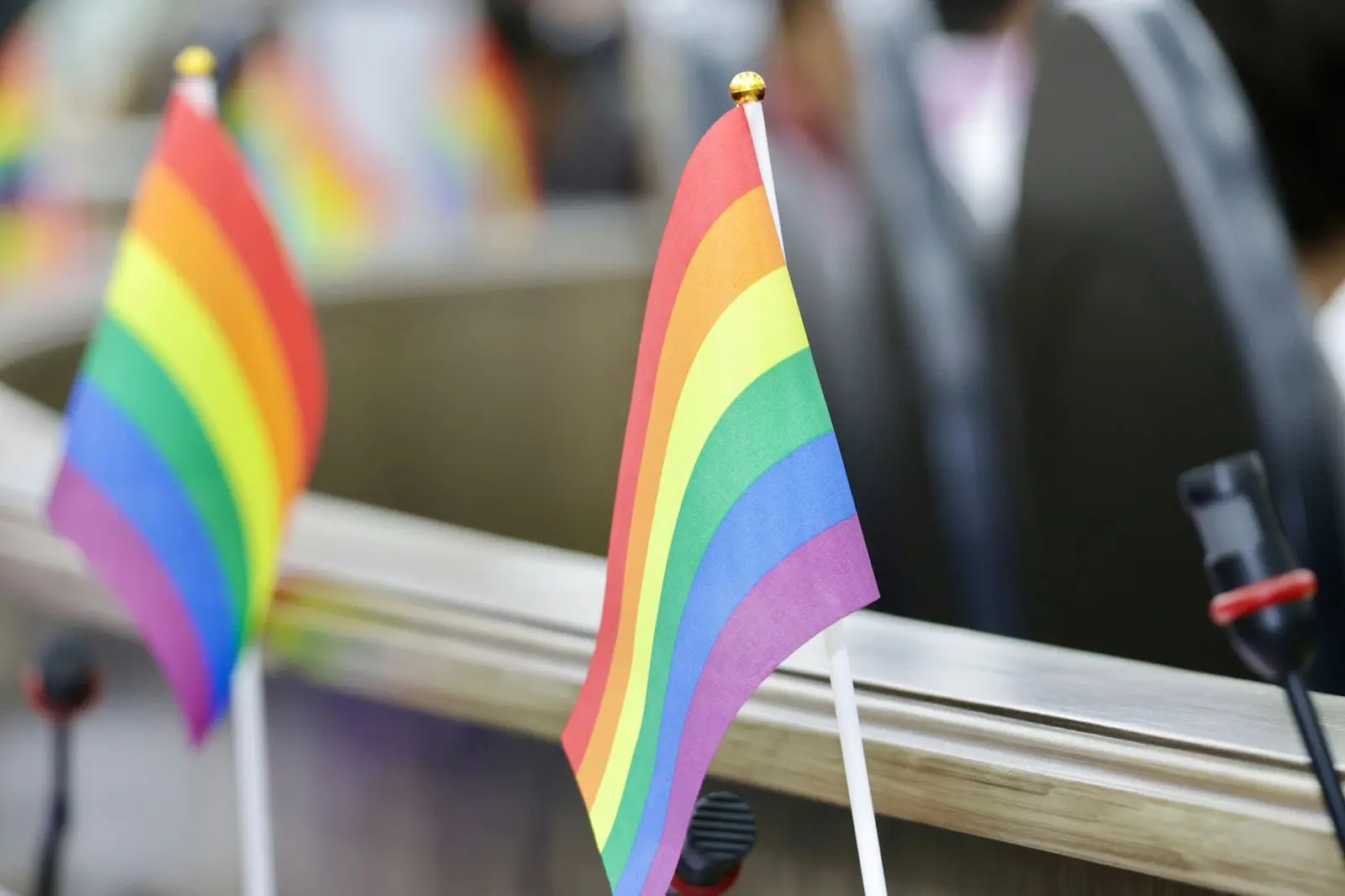 Banderas de colores izadas.