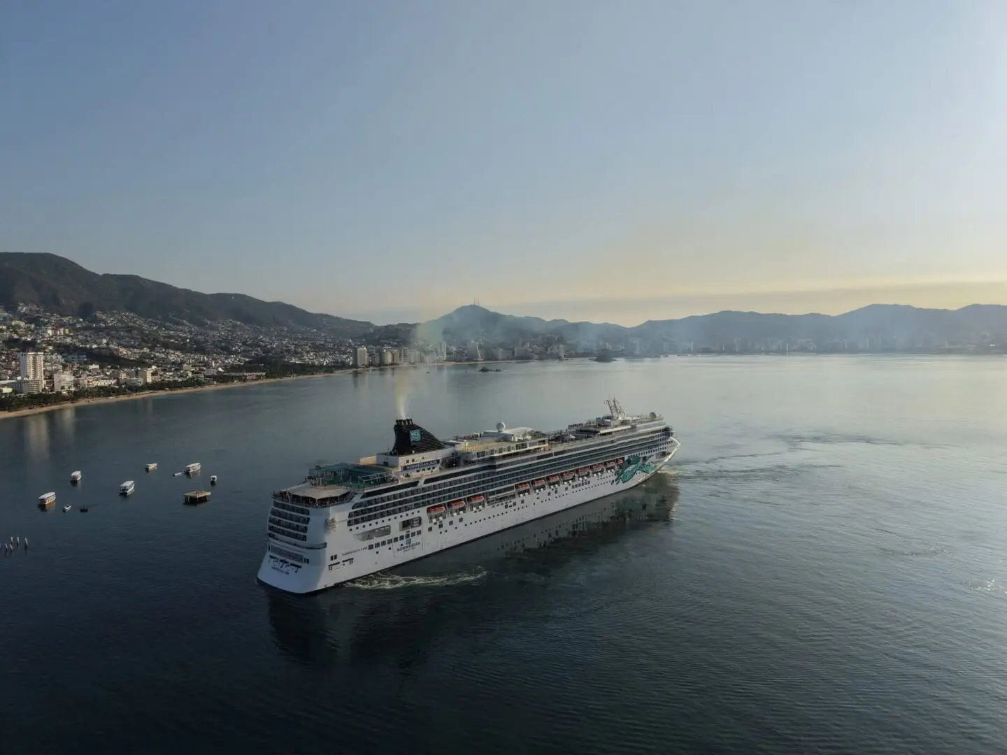 Crucero Norwegian Jade arribando a la bahía de Acapulco con más de 2 mil pasajeros durante la temporada 2026