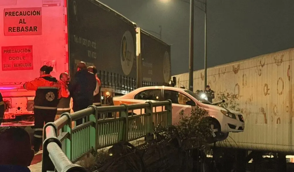 Vehículo colgando tras choque en puente de avenida Ceylán