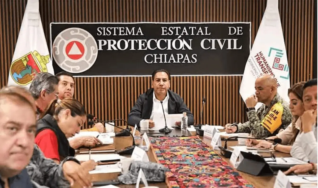 Chiapas civil protection officials meeting around table