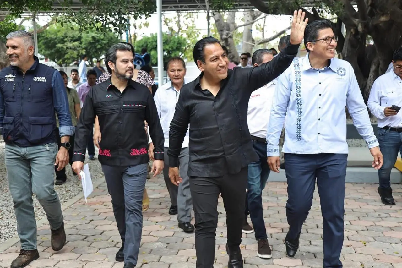 Eduardo Ramírez Aguilar saluda durante recorrido en evento de inicio del semestre 2026-B del Cobach en Tuxtla Gutiérrez.
