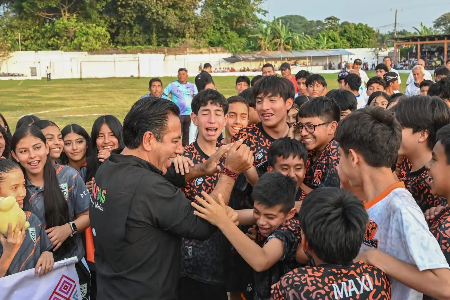 Eduardo Ramírez convive con jóvenes futbolistas durante el selectivo estatal rumbo a la Olimpiada Nacional Conade 2026 en Tuxtla Chico, Chiapas.