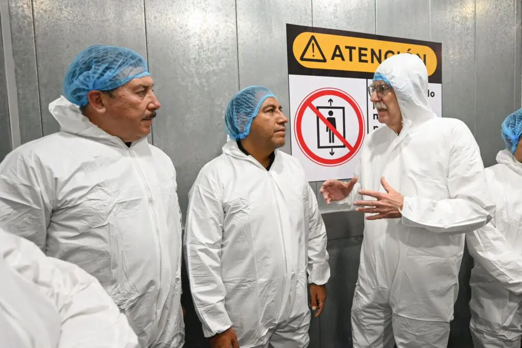 Eduardo Ramírez Aguilar y Julio Berdegué supervisan avances de la Planta Moscamed en Metapa de Domínguez para combatir el gusano barrenador del ganado.