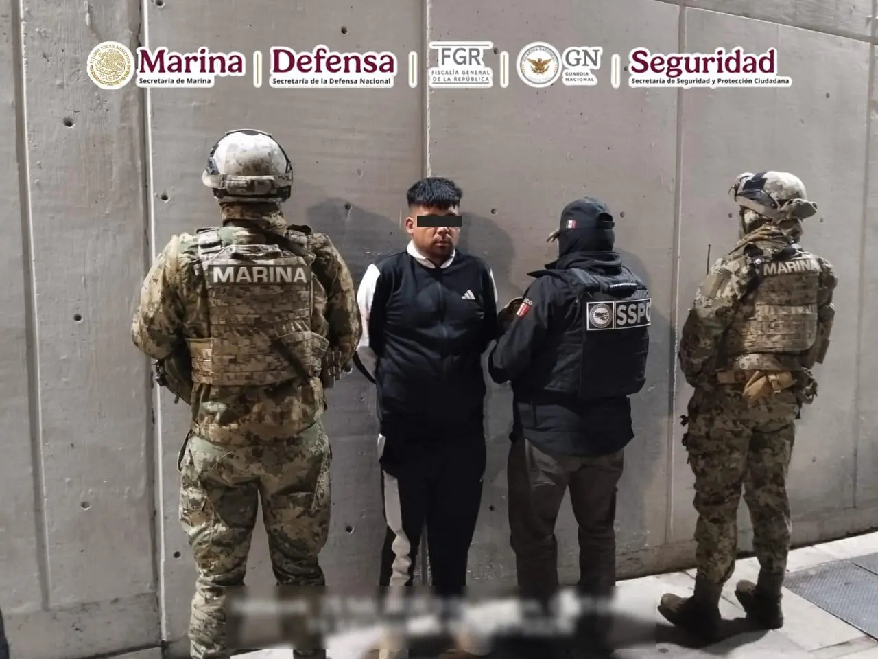 Elementos de seguridad con hombre detenido.
