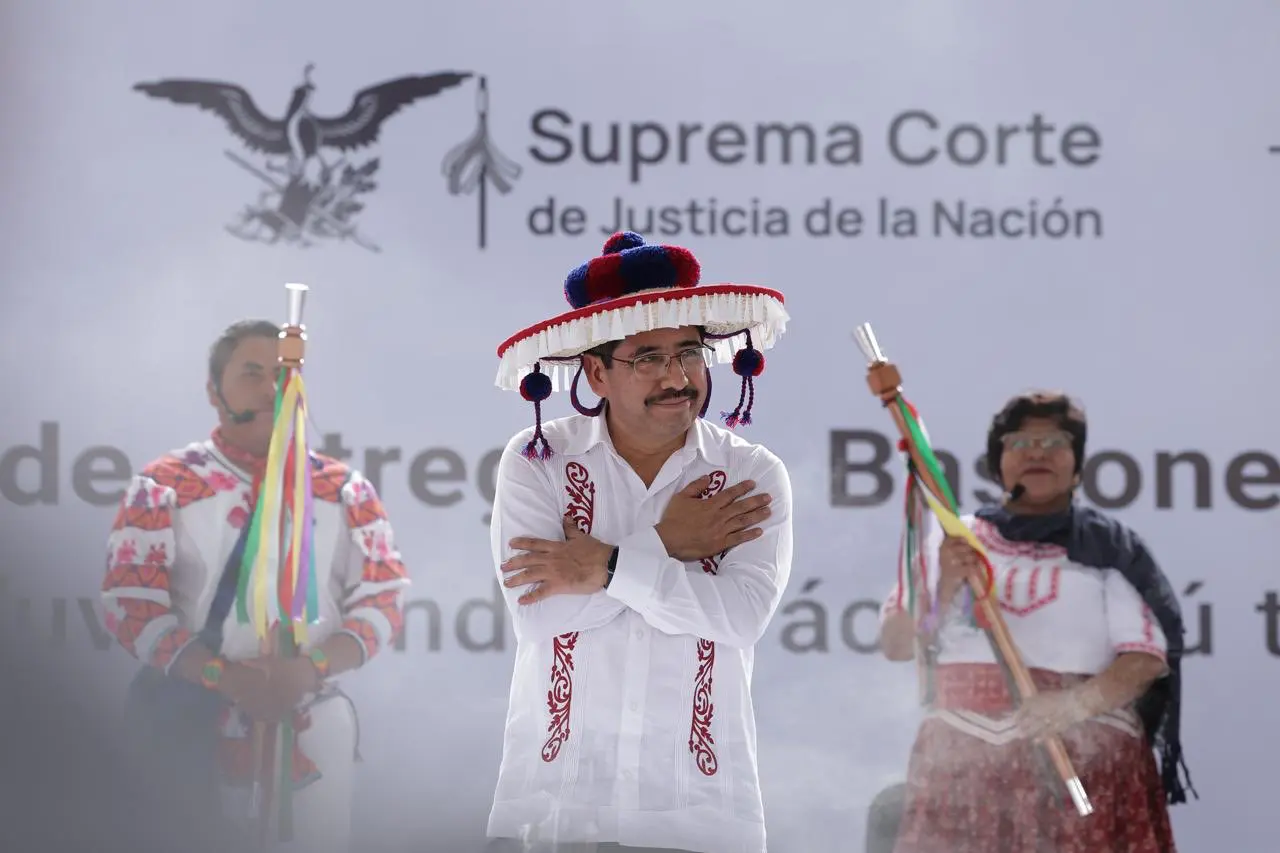 Hugo Aguilar Ortiz, presidente de la SCJN, con traje típico acompañado de indígenas en acto público.