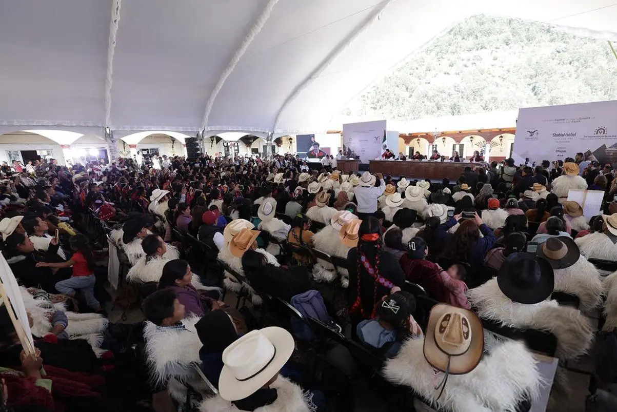 Gente sentada en evento en plaza pública de Chiapas.