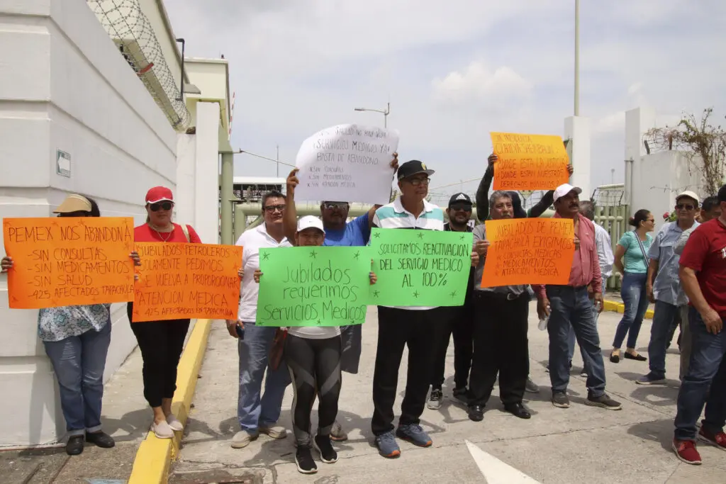 Manifestantes bloquean calle.