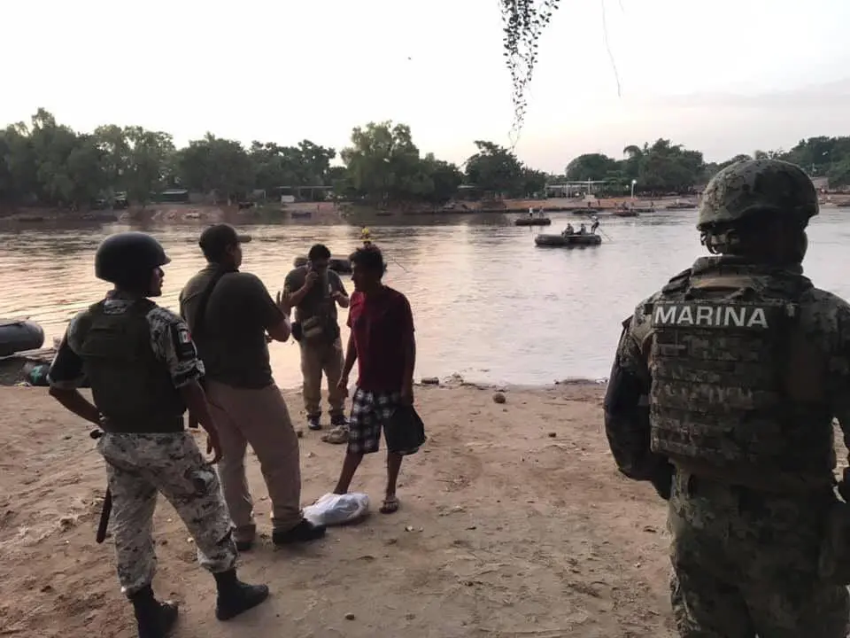 Elementos de la Secretaría de Marina realizan operativo en la ribera del río Suchiate, frontera entre México y Guatemala, tras enfrentamiento con presuntos traficantes de combustible.