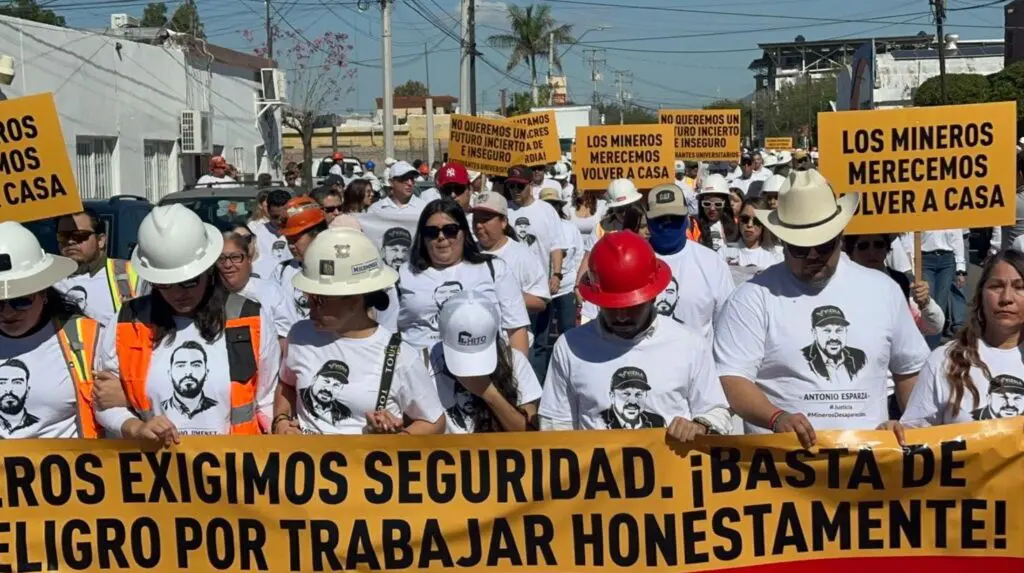 Mineros y familiares marchan en Hermosillo, Sonora, con pancartas que exigen seguridad y justicia tras el secuestro y asesinato de trabajadores de Vizsla Silver.