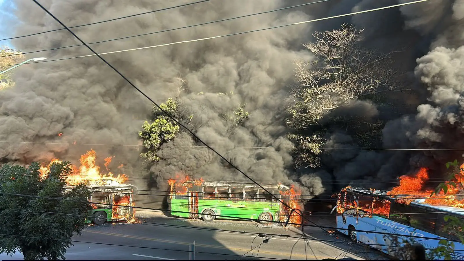 Autobuses incendiados durante narcobloqueos en el occidente de México tras operativo federal contra grupos delictivos