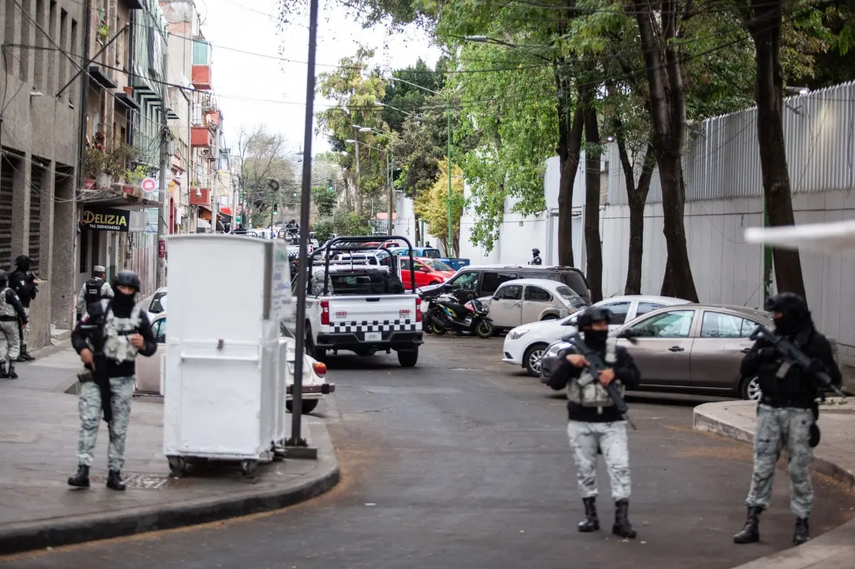 Elementos de seguridad en la calle.