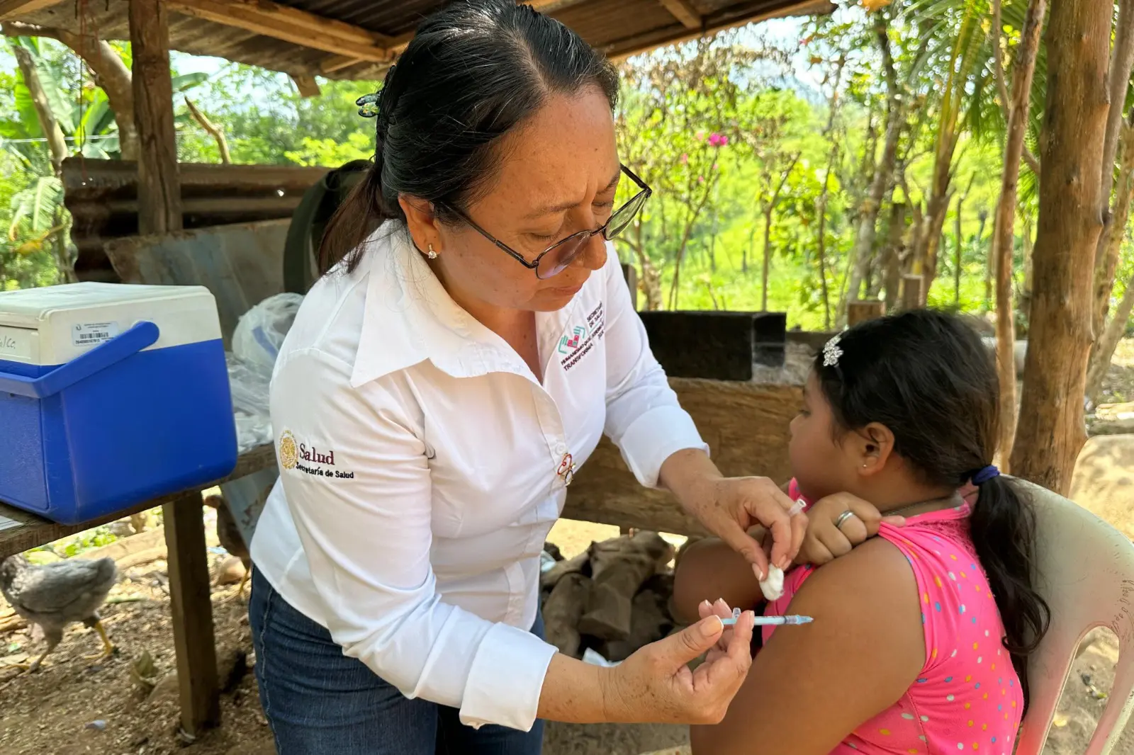 Brigada de salud aplica vacuna contra el sarampión a niña en comunidad rural de Chiapas durante campaña de inmunización 2026.