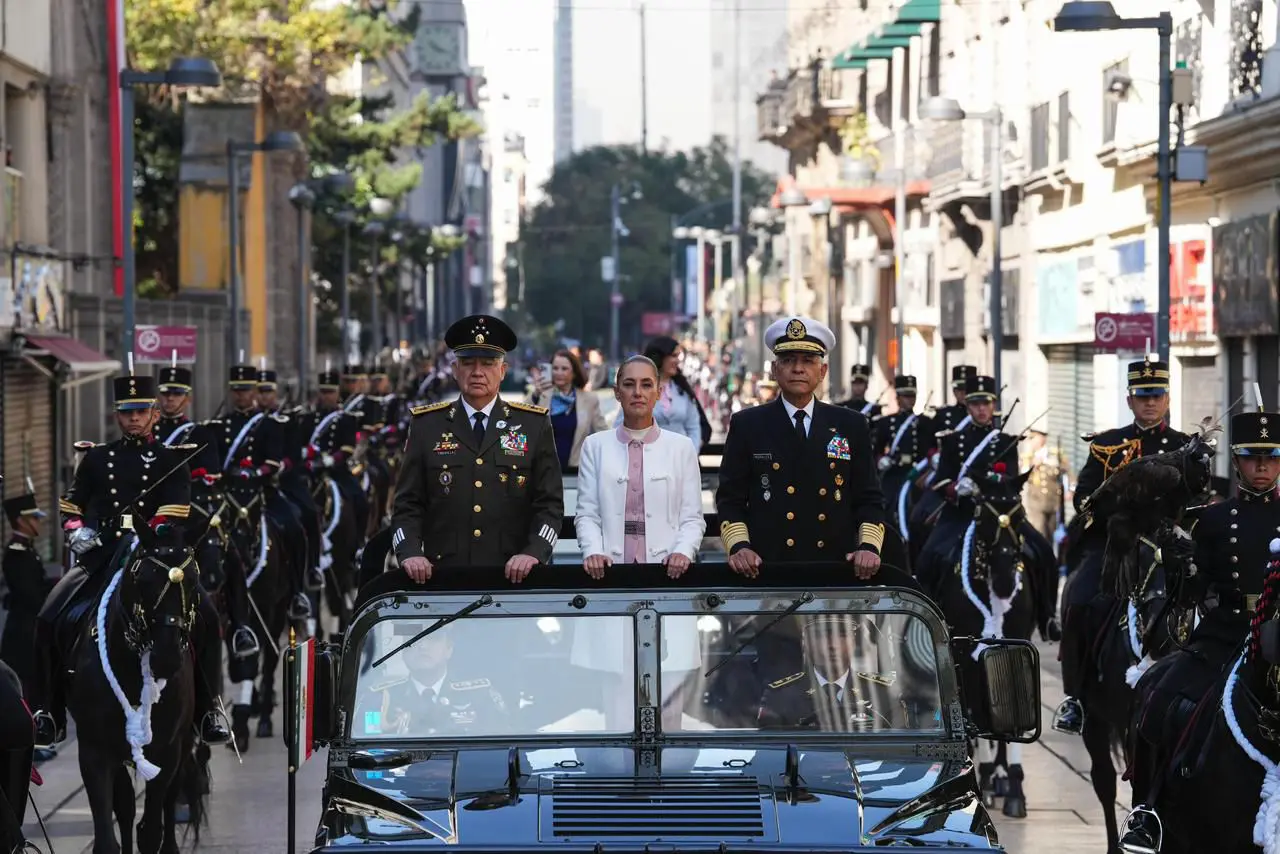 Presidenta de México encabeza desfile cívico-militar acompañada por mandos del Ejército y la Marina en el Centro Histórico