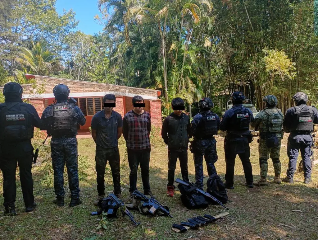 Detención de siete presuntos integrantes del Cártel Chiapas-Guatemala en Ocuilapa, Ocozocoautla; autoridades aseguran armas largas, cargadores y droga cristal.