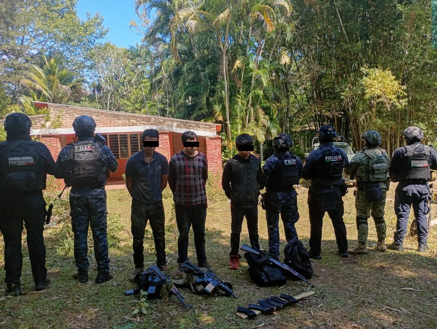 Detención de siete presuntos integrantes del Cártel Chiapas-Guatemala en Ocuilapa, Ocozocoautla; autoridades aseguran armas largas, cargadores y droga cristal.