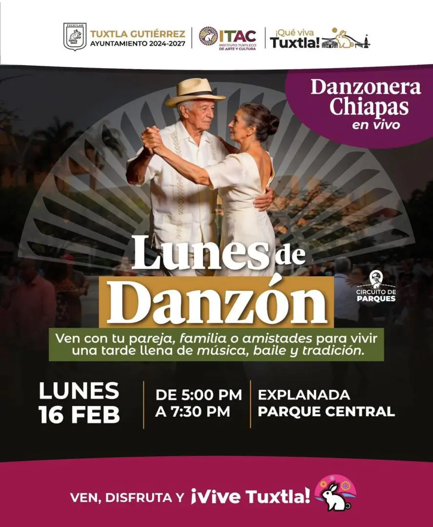 Pareja de adultos mayores bailando danzón en el Parque Central de Tuxtla Gutiérrez durante el evento Lunes de Danzón organizado por el Ayuntamiento 2024-2027.