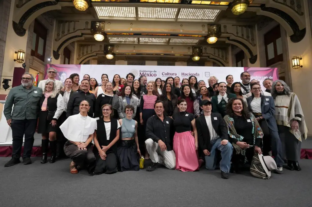 Presidenta Claudia Sheinbaum presenta plan integral de apoyo al cine nacional junto a comunidad cinematográfica en Palacio Nacional.
