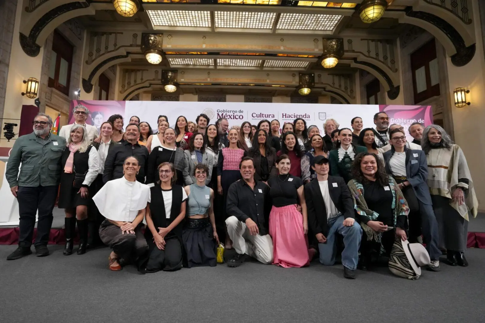 Presidenta Claudia Sheinbaum presenta plan integral de apoyo al cine nacional junto a comunidad cinematográfica en Palacio Nacional.