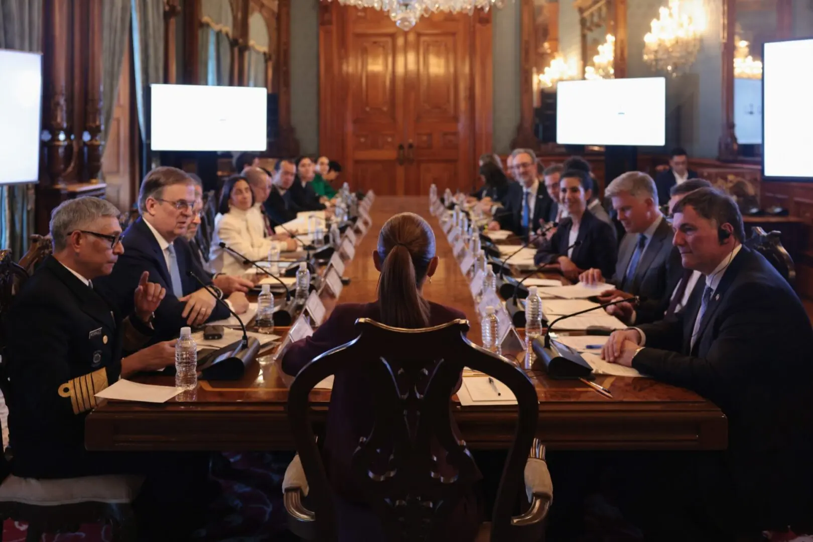 Claudia Sheinbaum encabeza reunión con ministro y empresarios de Canadá en Palacio Nacional para impulsar inversiones en México.