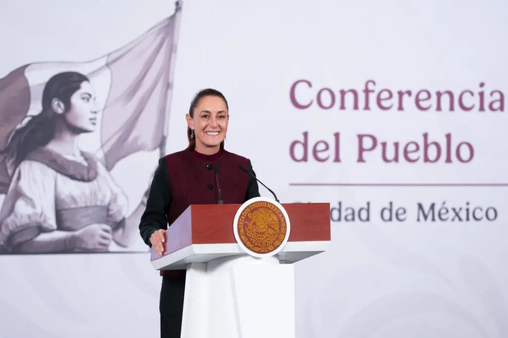 Presidenta Claudia Sheinbaum durante la conferencia mañanera del pueblo en Palacio Nacional anunciando iniciativa para eliminar pensiones millonarias de exfuncionarios