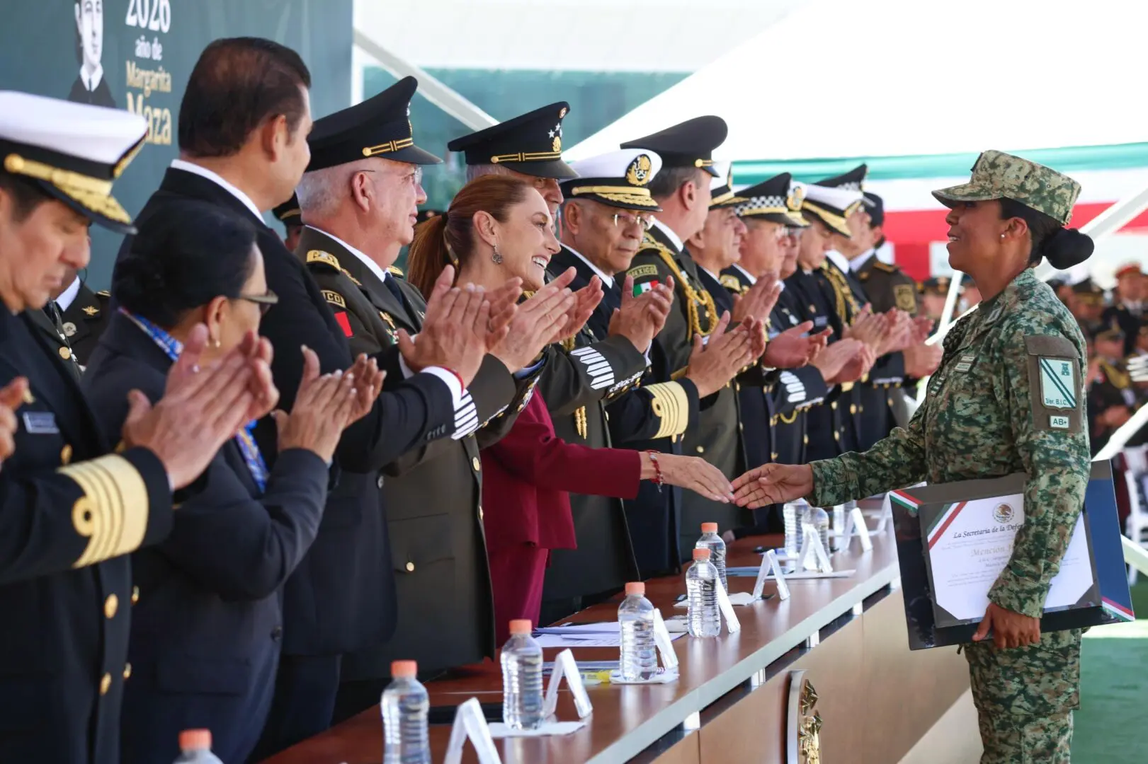 Presidenta Claudia Sheinbaum saluda a una integrante del Ejército Mexicano durante la ceremonia del 113 aniversario del Día del Ejército en Puebla