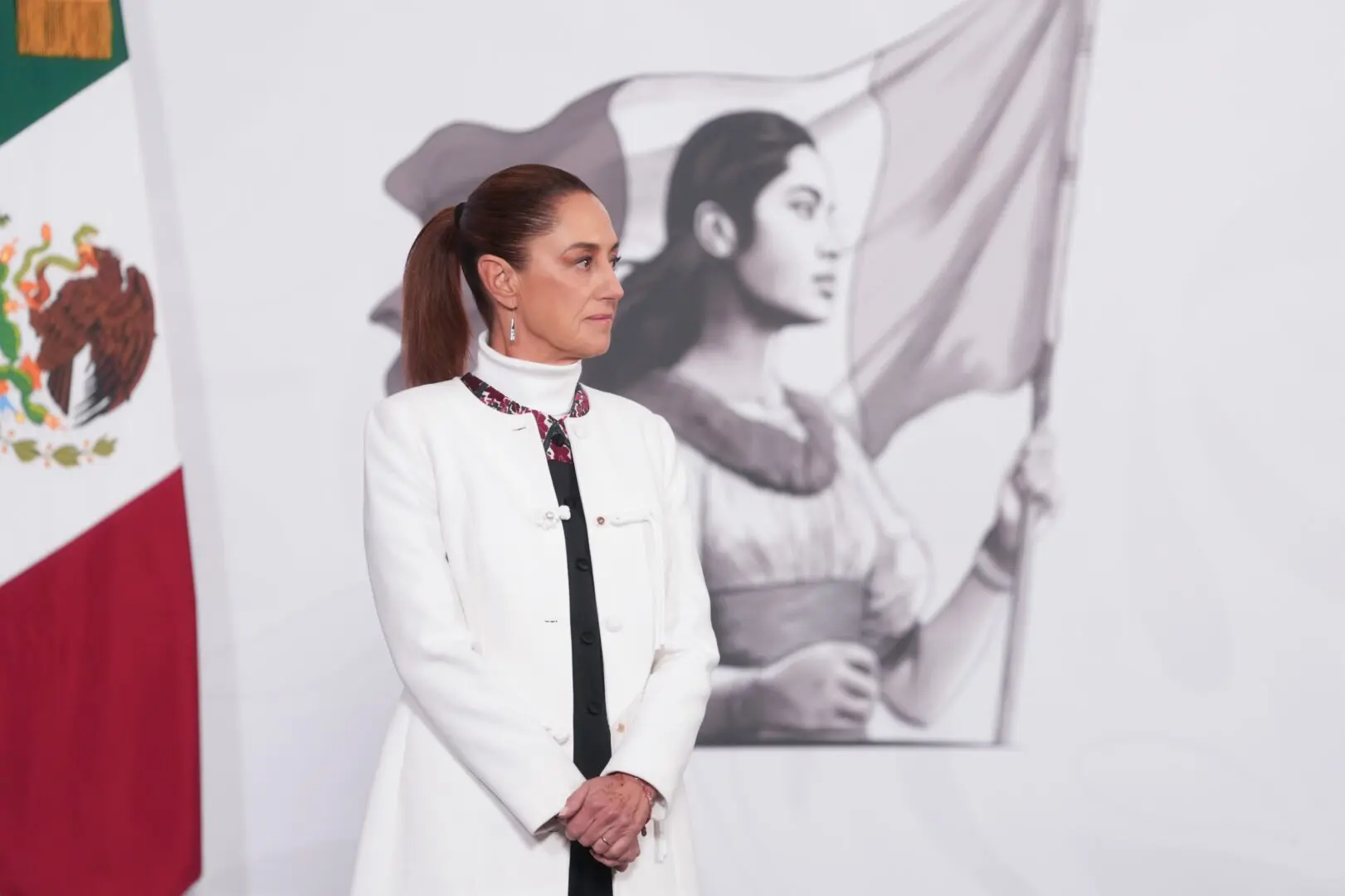 Presidenta de México de manos cruzadas en conferencia