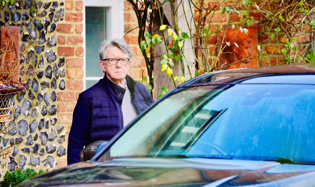 hombre saliendo de su casa aproximándose a su coche.