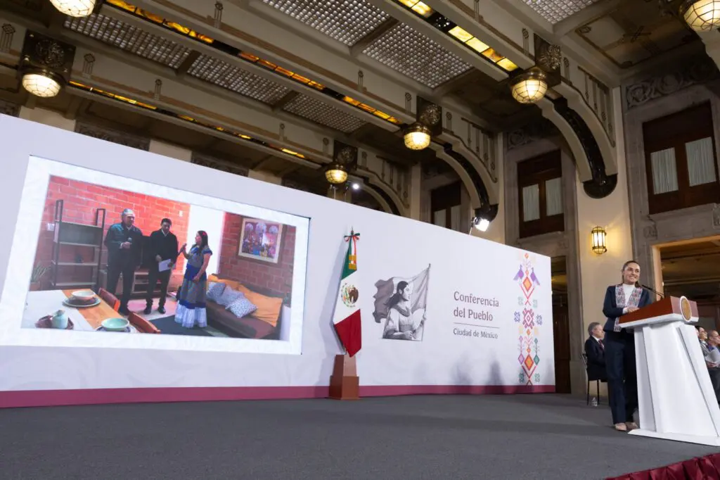 Presidenta de México durante la Conferencia del Pueblo en Palacio Nacional donde se proyecta la entrega de viviendas del Infonavit en Oaxaca