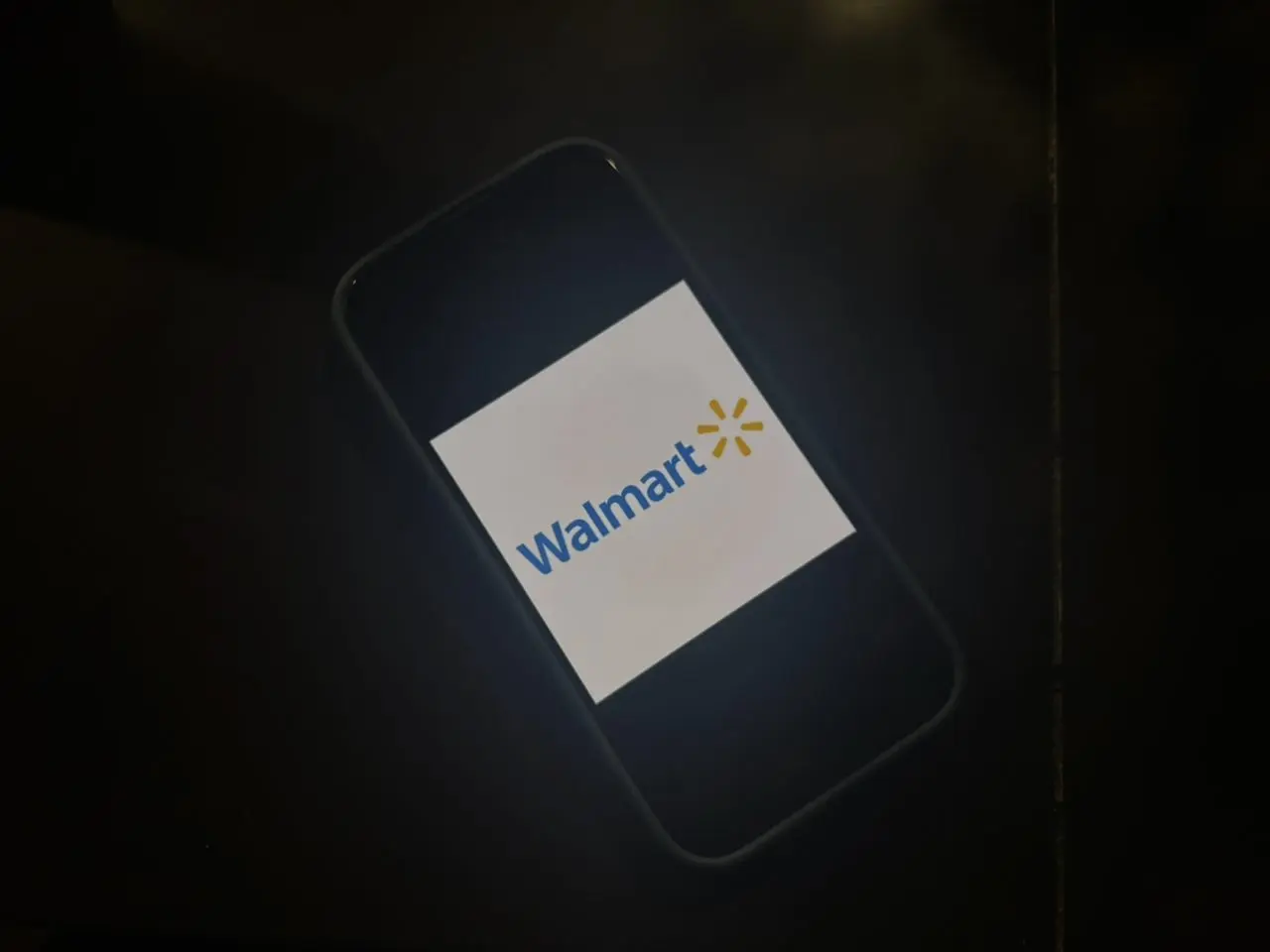 El logotipo de Walmart aparece en la pantalla de un teléfono móvil