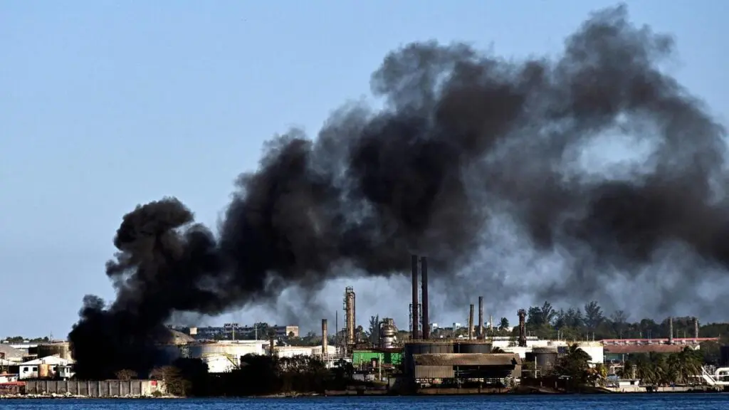 Incendio en la Refinería Ñico López en la Bahía de La Habana con columna de humo negro sobre instalaciones industriales en febrero de 2026