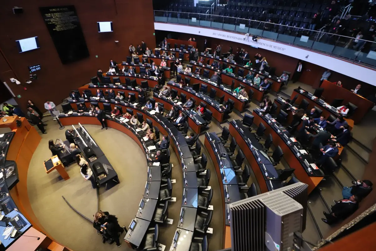 Pleno del Senado de la República durante la discusión y votación de la reforma para reducir la jornada laboral a 40 horas semanales en Ciudad de México.