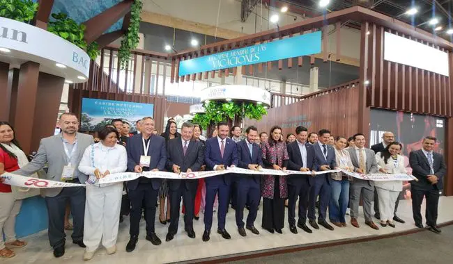 Diplomático cortan listón para inaugurar evento.