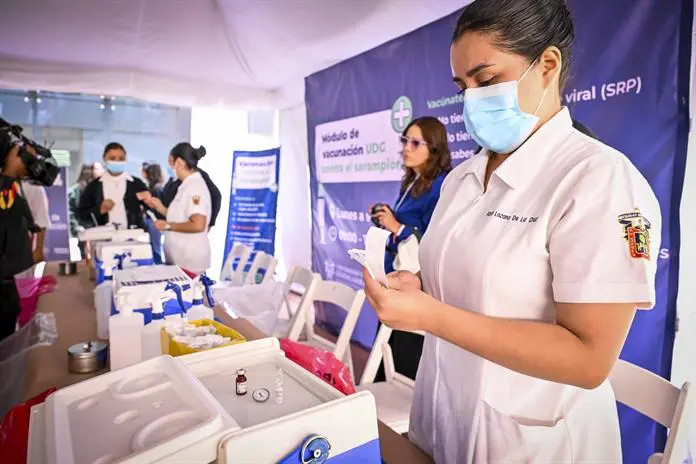 Personal de salud prepara vacuna triple viral durante jornada de vacunación contra el sarampión en Jalisco en medio del brote 2026.