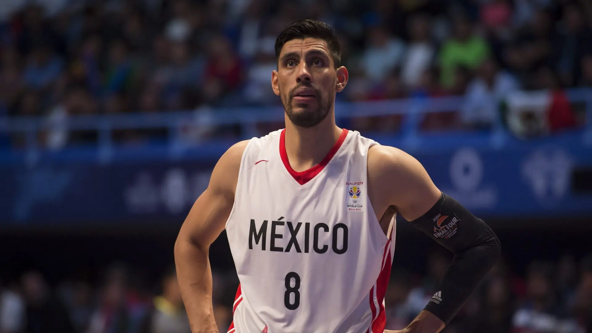 Gustavo Ayón en un partido de la Selección Mexicana de Básquetbol.